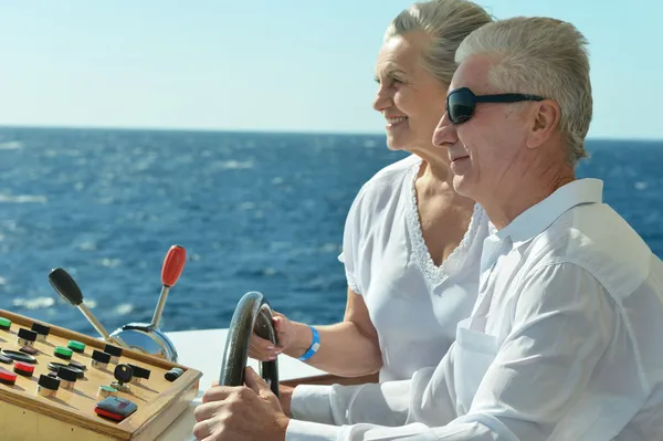 Casal sênior ter passeio de barco — Fotografia de Stock