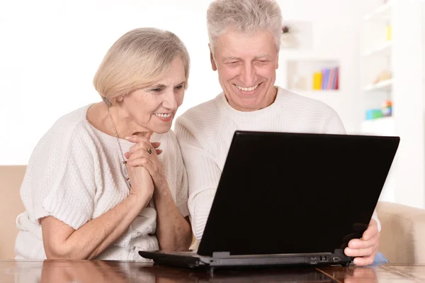 Casal de idosos com laptop — Fotografia de Stock