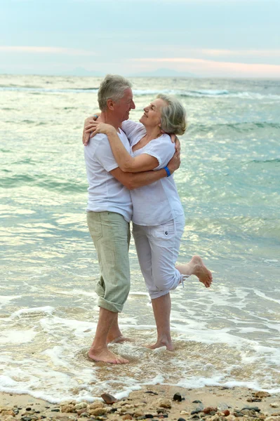 Старша пара на пляжі — стокове фото