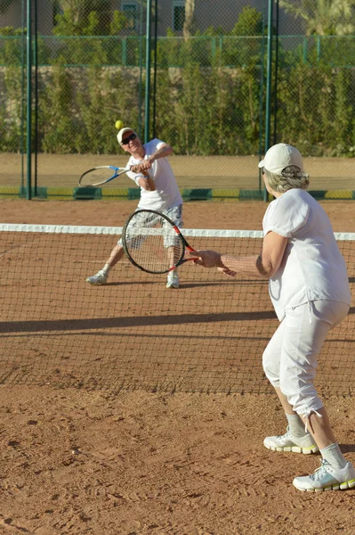 Senior couple playing tennis — Stock Photo, Image