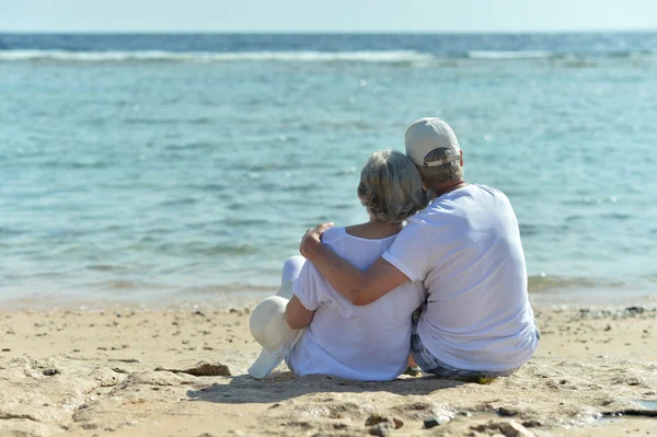 Забавная пожилая пара на пляже — стоковое фото