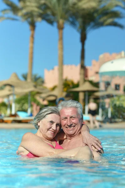 プールで年配のカップル — ストック写真