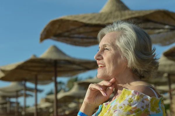 Mujer soñadora en el resort — Foto de Stock