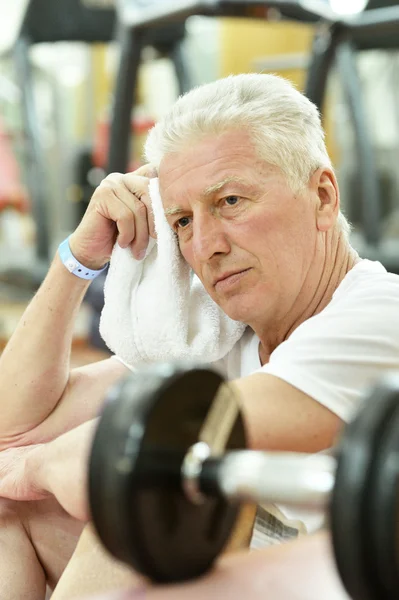 Homme âgé dans une salle de gym — Photo