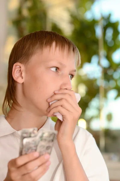 Niño enfermo con pastillas — Foto de Stock