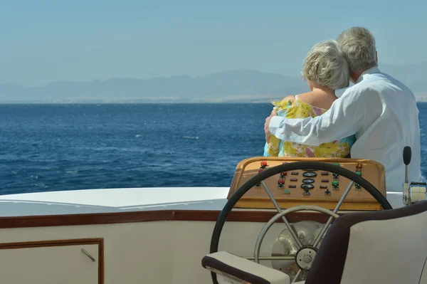 Casal sênior ter passeio de barco — Fotografia de Stock