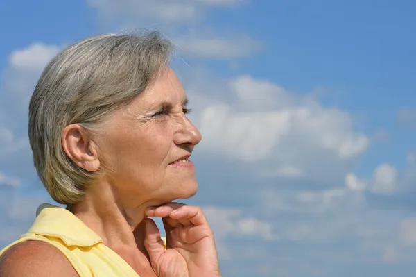 Seniorin im Hintergrund des Himmels — Stockfoto