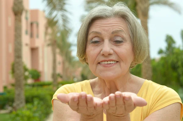 Donna anziana al resort — Foto Stock