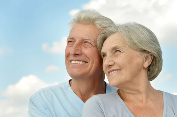 Feliz pareja de ancianos en un fondo de cielo — Foto de Stock