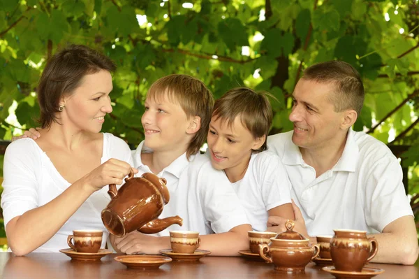 Lycklig familj dricka te — Stockfoto