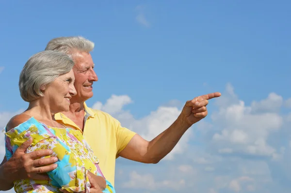 Feliz pareja de ancianos en un fondo de cielo —  Fotos de Stock