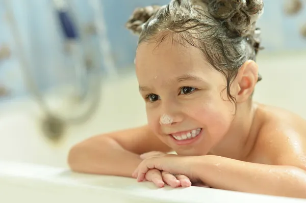 Petite fille dans le bain — Photo