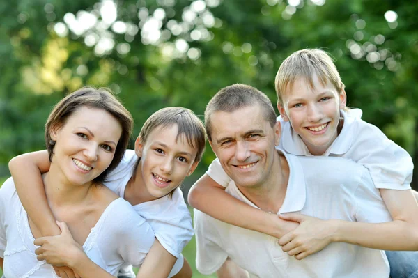 Šťastná rodina venku — Stock fotografie