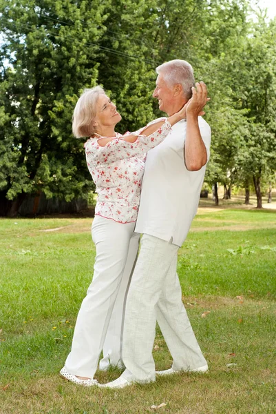 Feliz pareja de ancianos —  Fotos de Stock