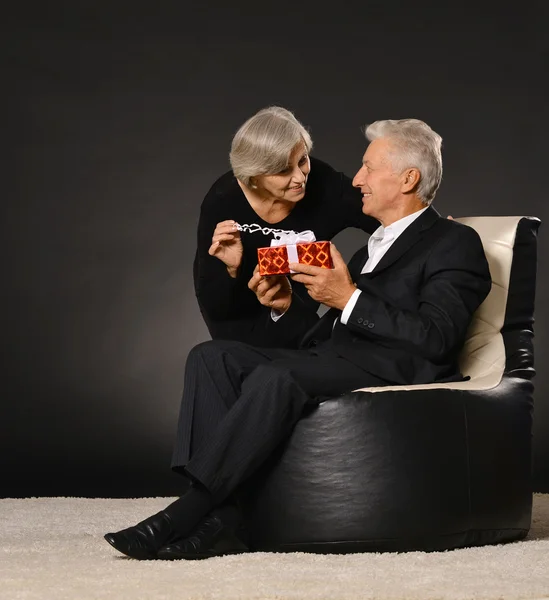 Pareja mayor celebrando vacaciones — Foto de Stock