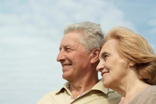 Felice coppia anziana su uno sfondo cielo — Foto Stock