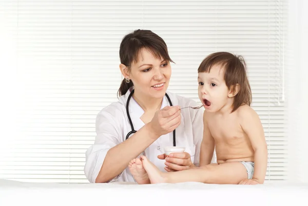 小さな女の子と小児科医 — ストック写真