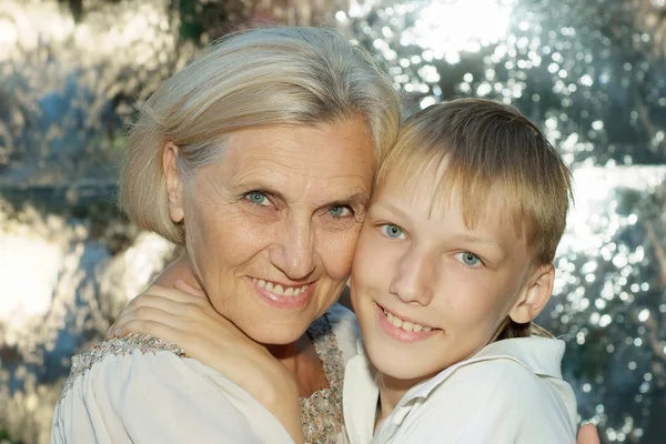 Onun büyükannesi ile mutlu çocuk — Stok fotoğraf