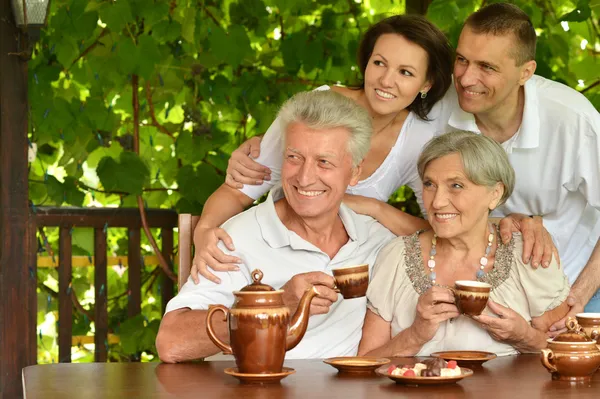 Семья пьет чай на открытом воздухе — стоковое фото