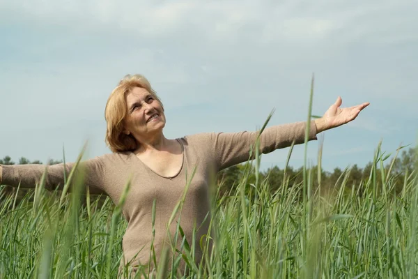 Encantadora anciana está disfrutando del aire —  Fotos de Stock