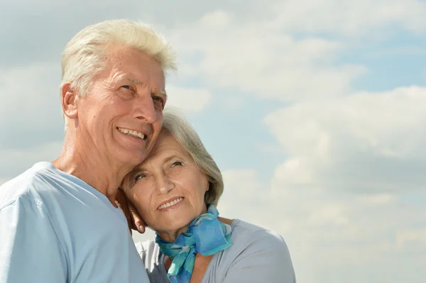 Senior koppel op een hemelachtergrond — Stockfoto