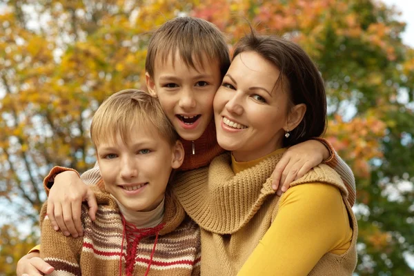 Mère avec des fils dans le parc d'automne — Photo