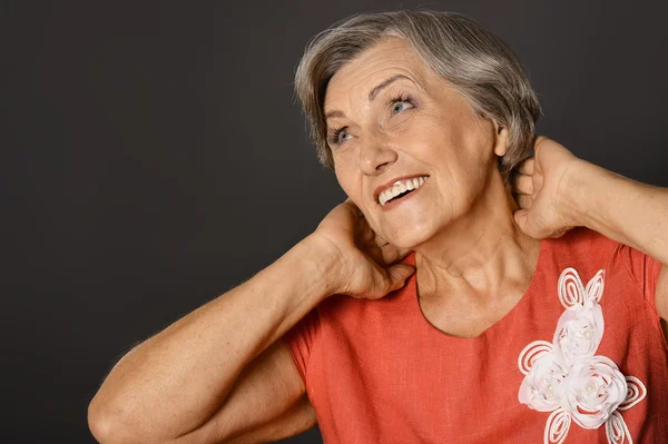 Frau im roten Kleid — Stockfoto