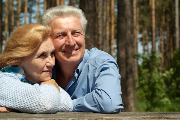 Couple sénior en forêt — Photo