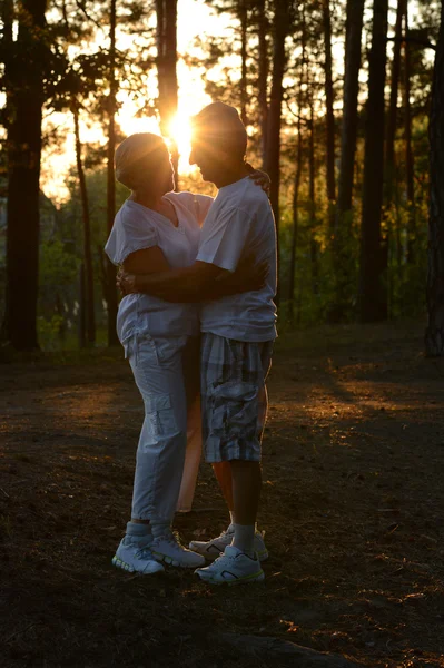 Seniorenpaar im Wald bei Sonnenuntergang — Stockfoto