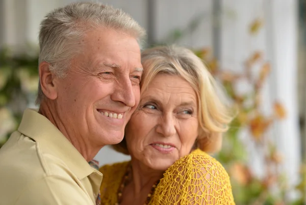 Retrato de una feliz pareja de ancianos —  Fotos de Stock