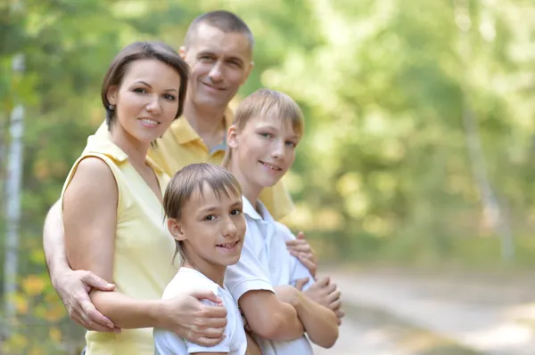 Família feliz em uma caminhada — Fotografia de Stock