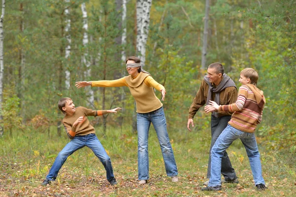 Familj på fyra i park — Stockfoto