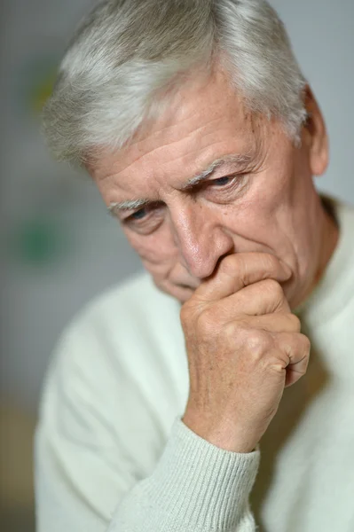 Senior mannen funderar på något — Stockfoto