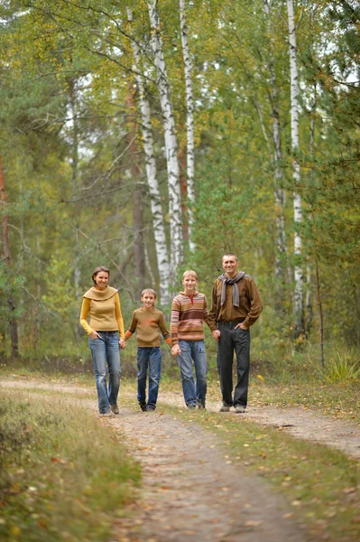 Família feliz no parque de outono — Fotografia de Stock