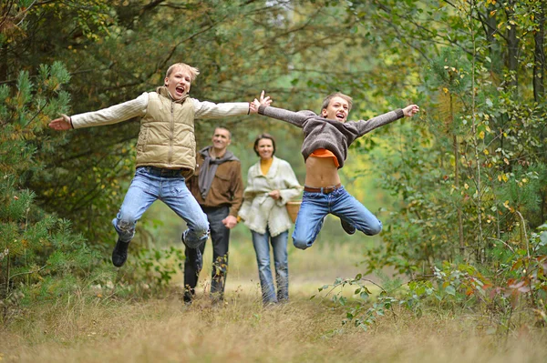 Famiglia felice nel parco autunnale — Foto Stock