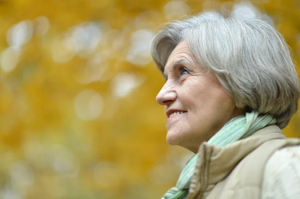 Happy senior kvinna i höst park — Stockfoto