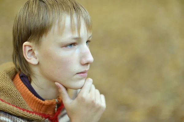 Triste petit garçon en plein air i — Photo