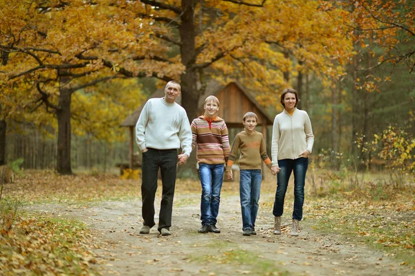 Lycklig familj i höst park — Stockfoto