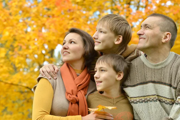 Szczęśliwa czteroosobowa rodzina — Zdjęcie stockowe
