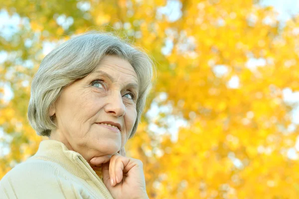 Mujer mayor sobre la naturaleza — Foto de Stock