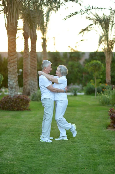 Starší pár v resortu — Stock fotografie