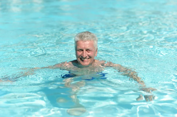 Homem idoso na piscina — Fotografia de Stock