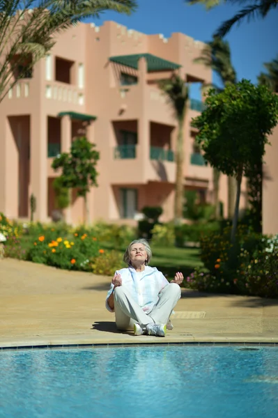 Senior vrouw in het resort — Stockfoto
