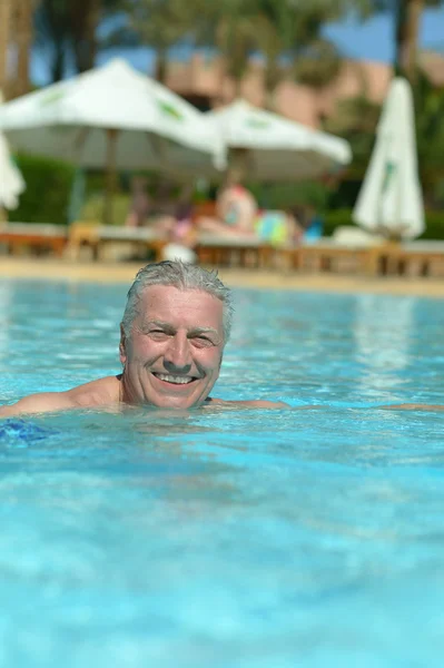 Hombre mayor en la piscina — Foto de Stock