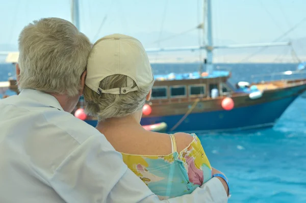 Couple aîné faisant une promenade en bateau — Photo