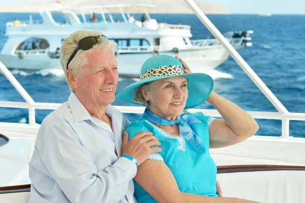 Couple aîné faisant une promenade en bateau — Photo