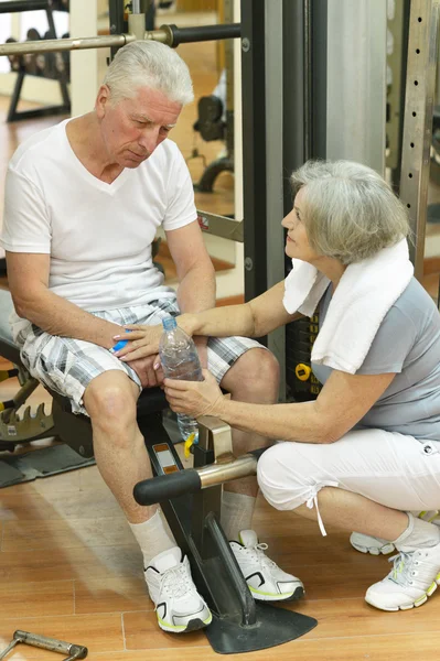 Couple âgé dans une salle de gym — Photo