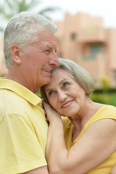 Seniorenpaar im Resort — Stockfoto