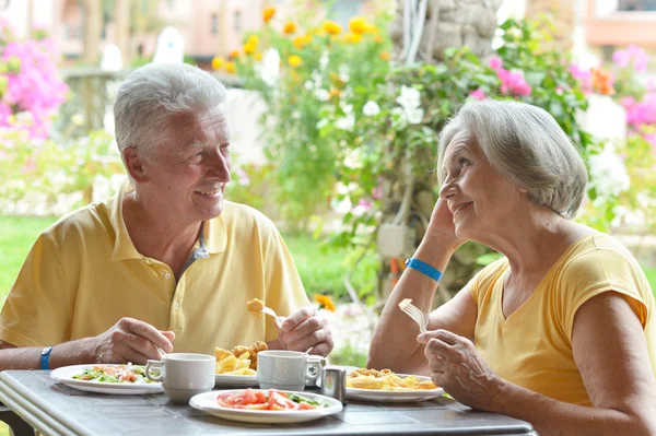 Elder couple eating breakfast — Stock Photo, Image