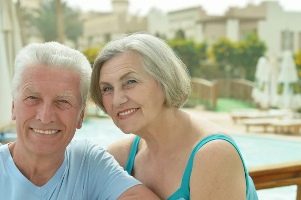 Pareja mayor en el resort — Foto de Stock